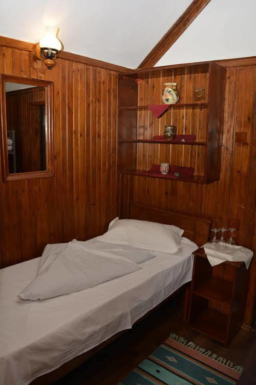 Cornul Vanatorului Bungalows Piteşti Exteriör bild